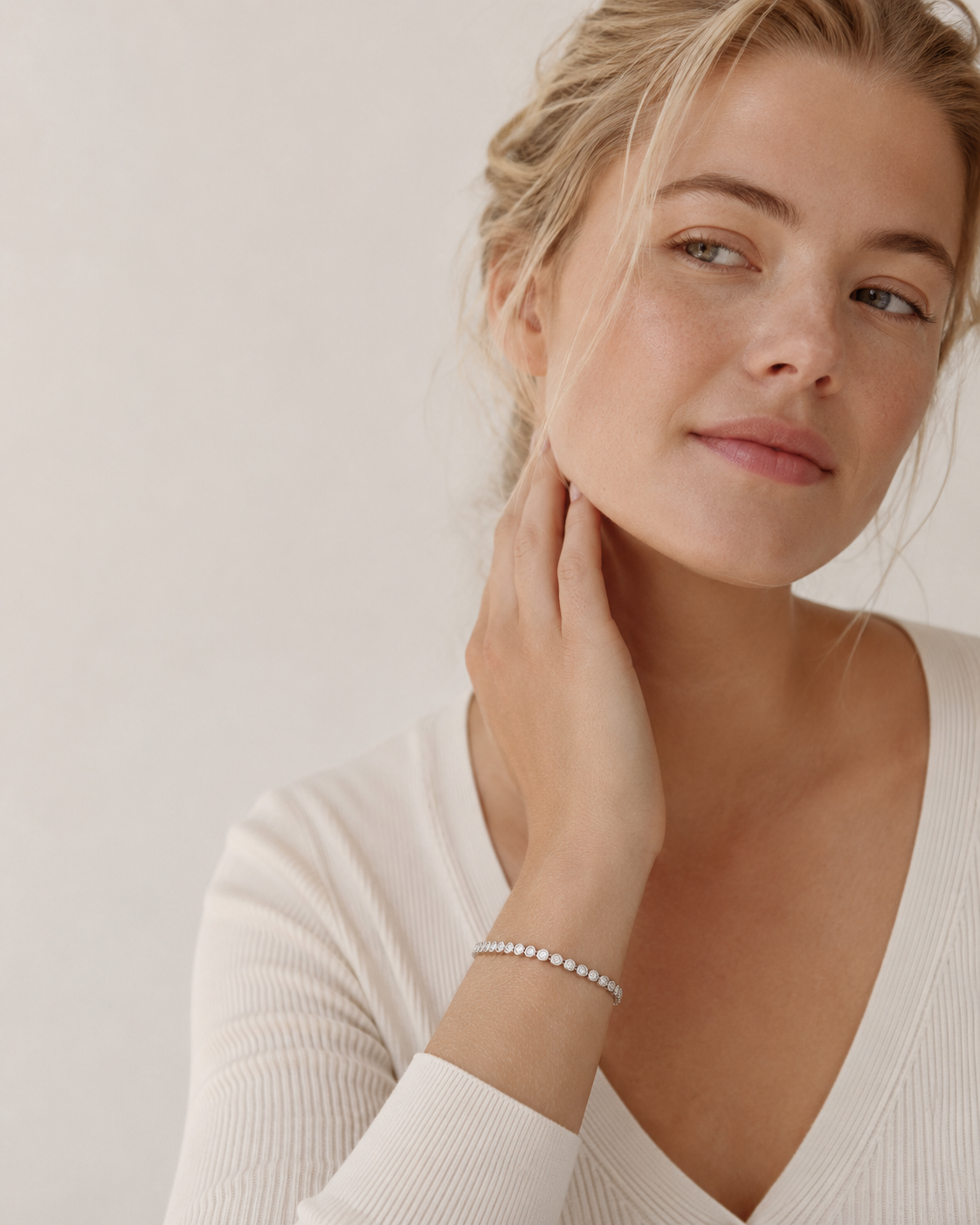 Lifestyle banner s modelkou a diamantovým náramkem
